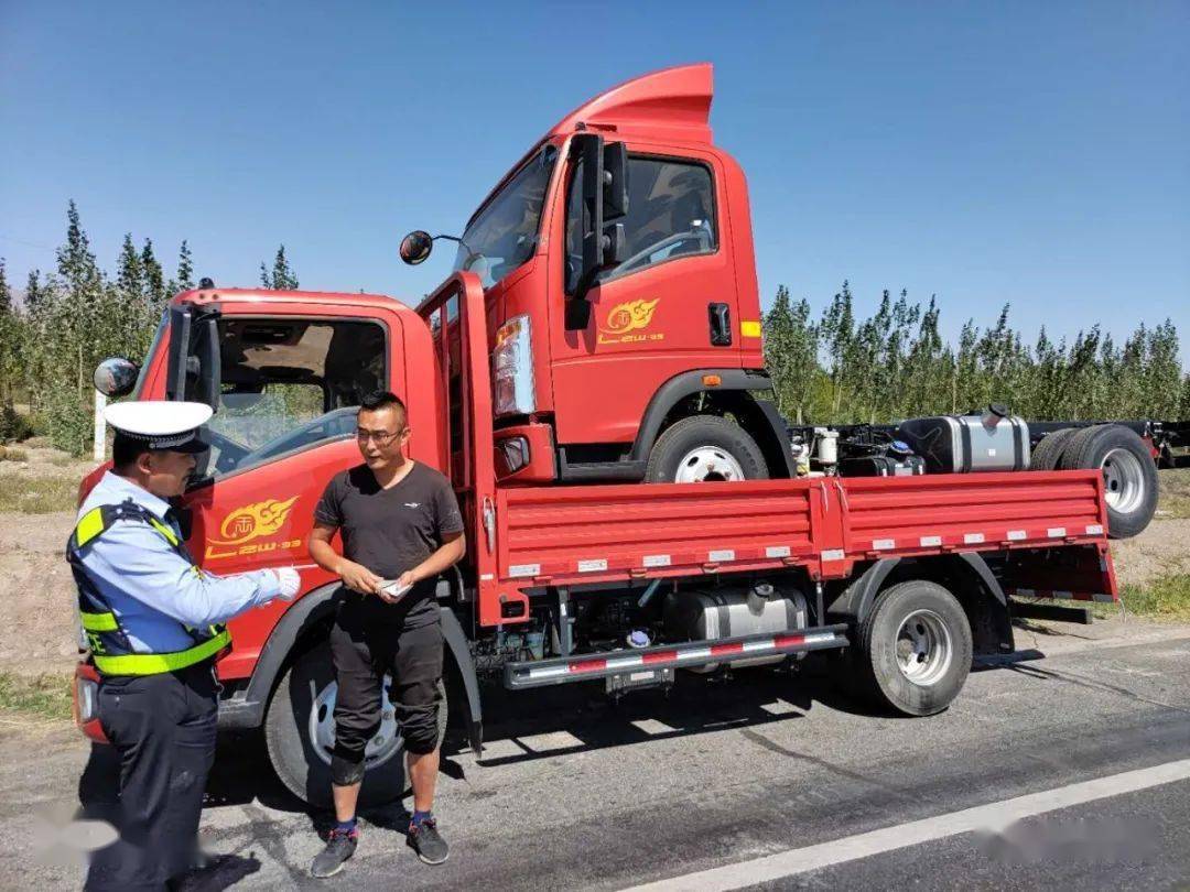 张掖国道g312线上四辆货车"车背车"叠罗汉,组团"耍杂技"