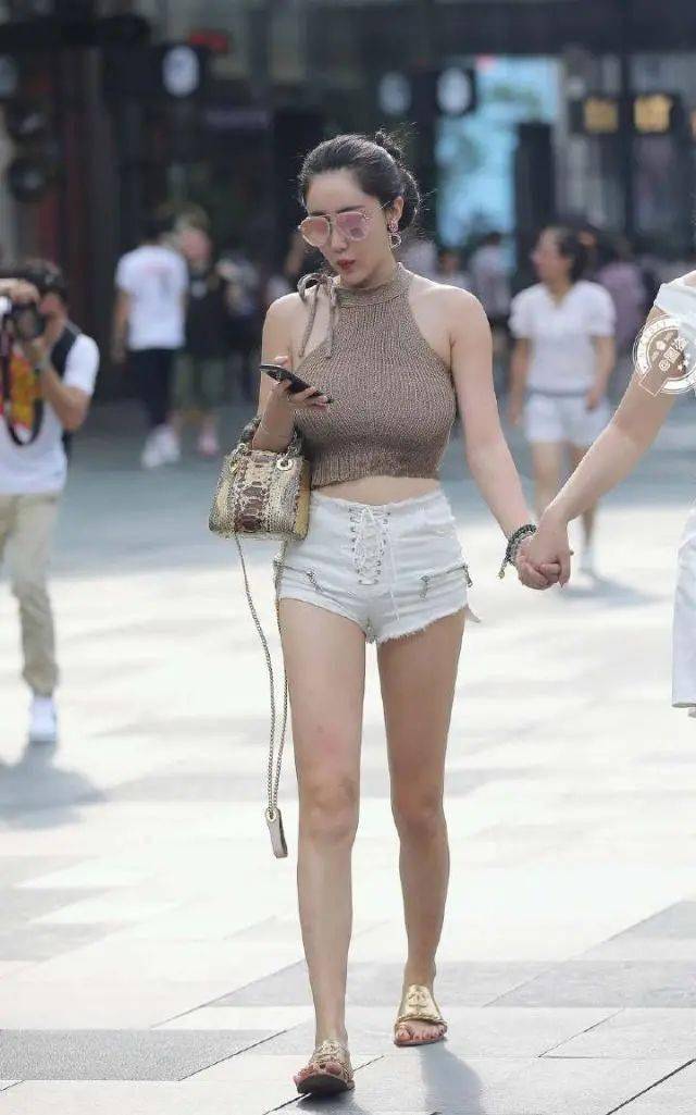 白色短裤搭配针织背心提升魅力和颜值