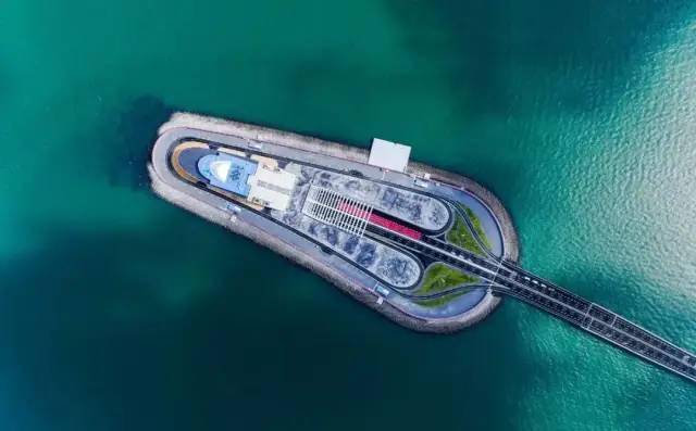 港珠澳大桥分别由三座通航桥一条海底隧道,四座人工岛及连接桥隧深