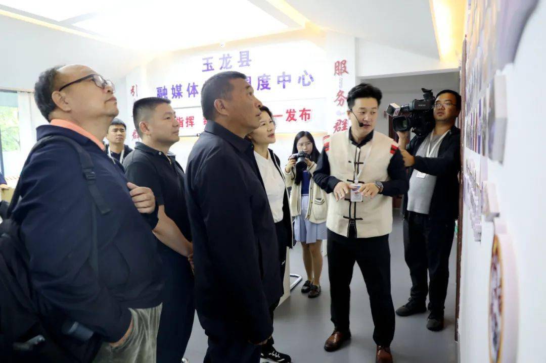 玉龙头条蔺斯鹰带队到县融媒体中心开展省级综合验收工作