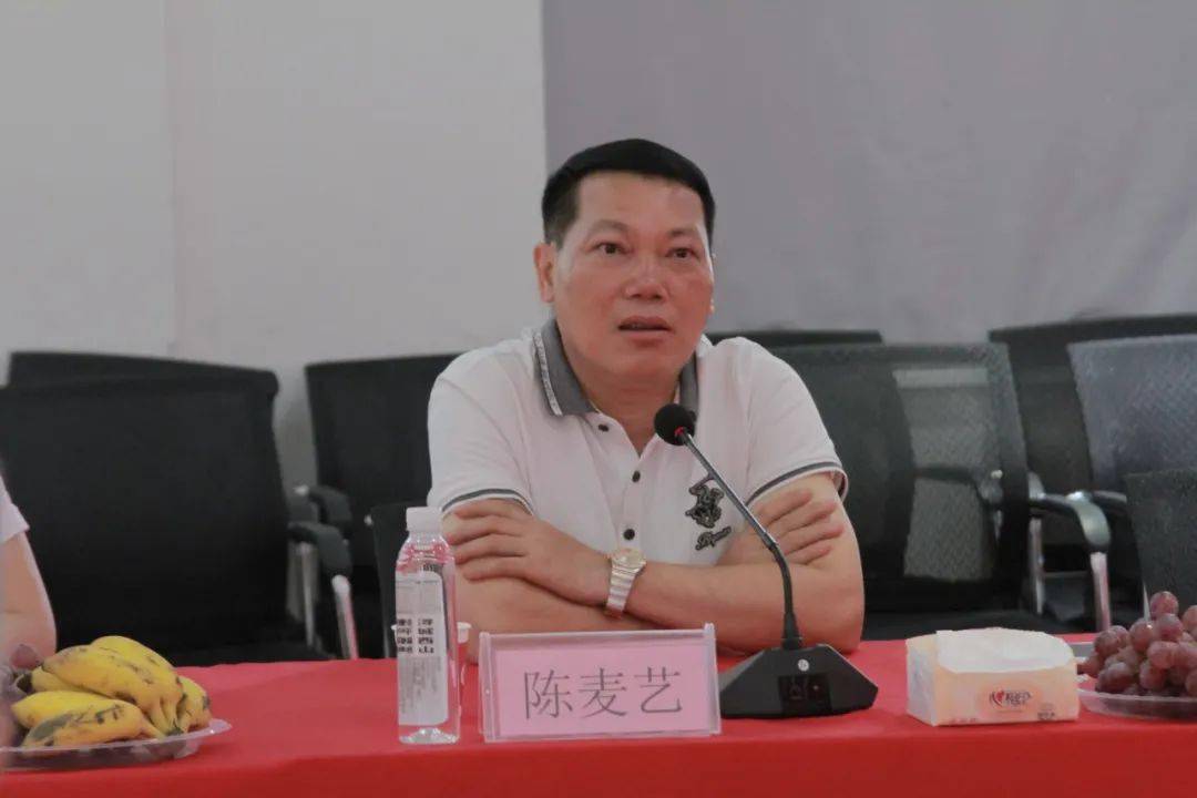 在总部一楼大堂企业文化展板展示区,陈麦莉总裁向大