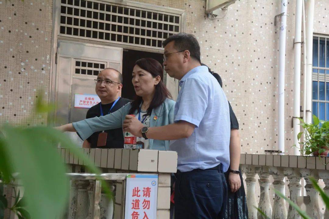 【第727期】雨花区委常委宣传部部长余宏卿带队督查砂子塘小学文明