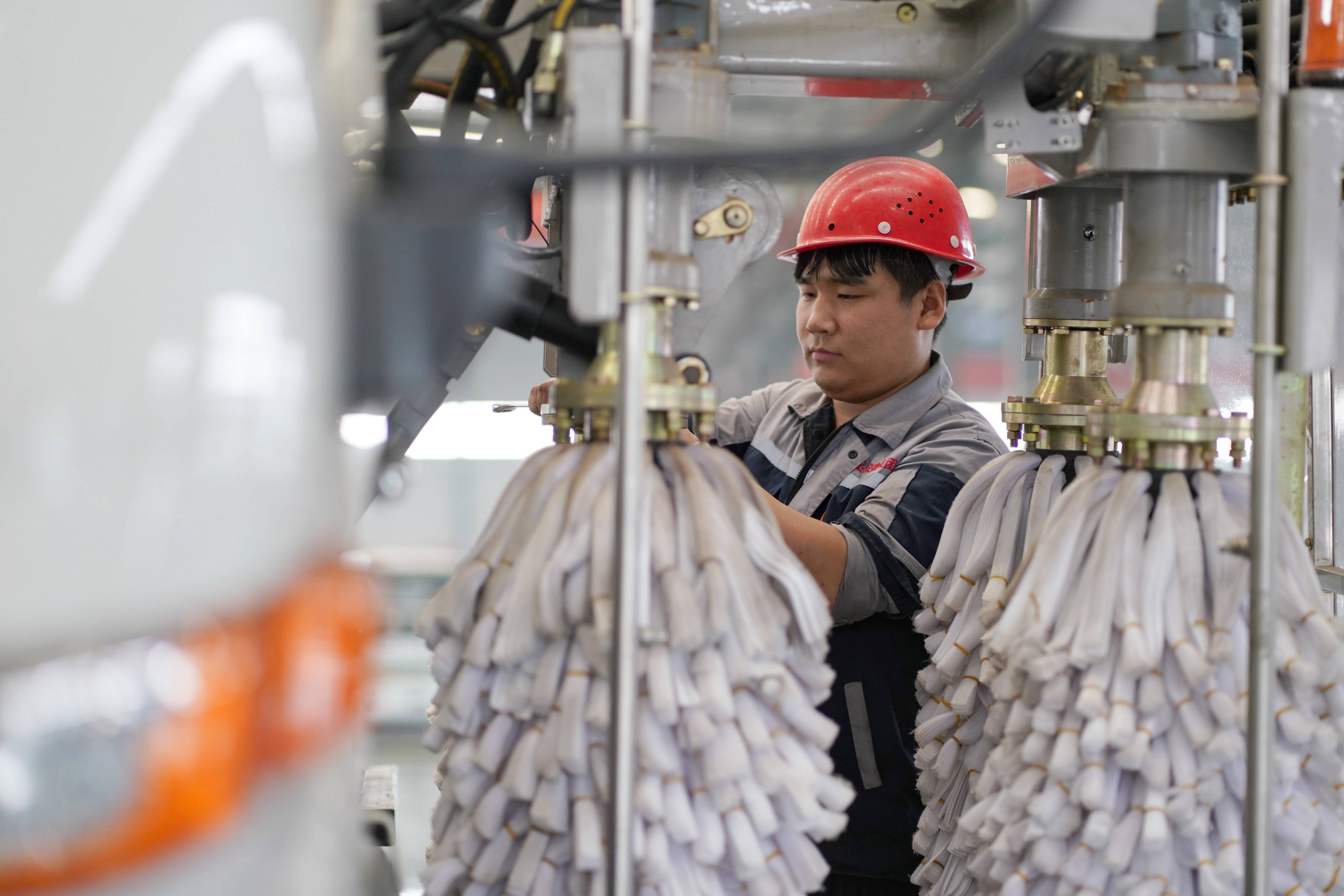 9月15日,工人在河北省沙河市一家装备制造企业生产车间调试护栏清洗车