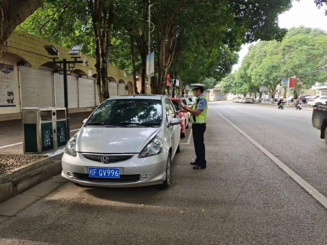 崇左交警cue到违法停车驾驶人:请规范停车!