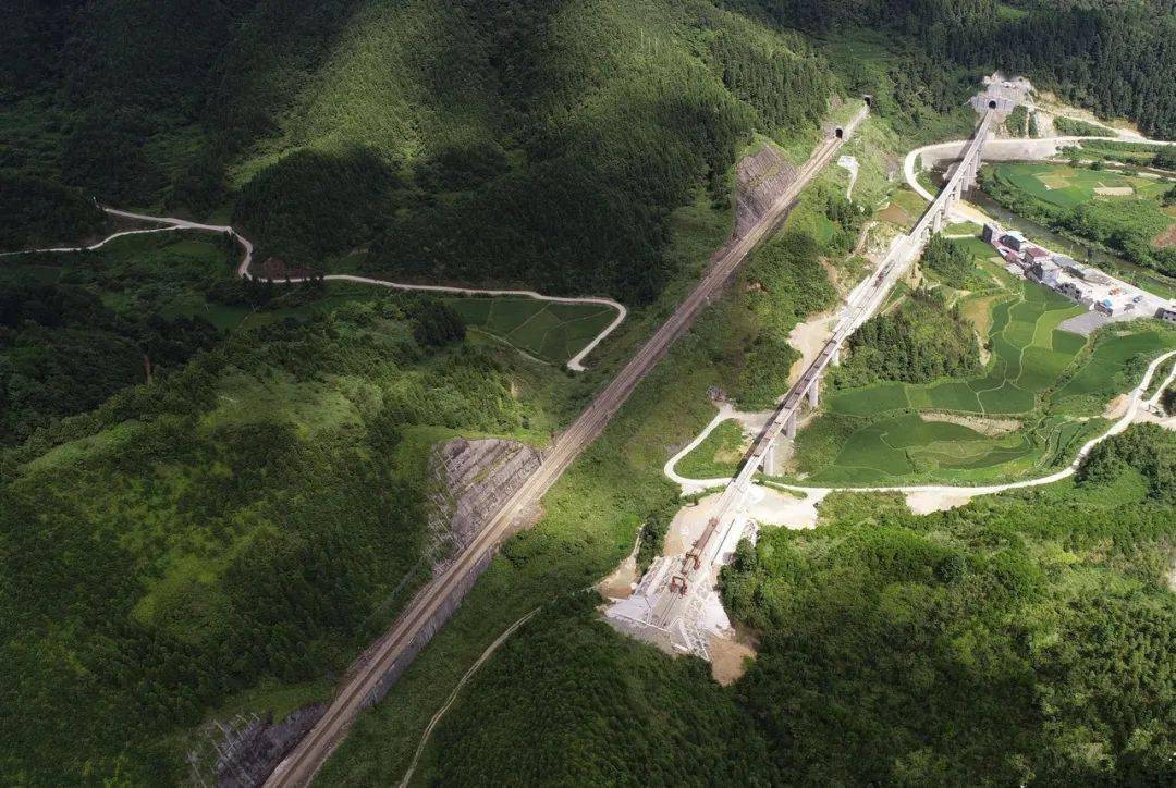 松桃县境内正在建设中的渝怀铁路二线.龙元彬 摄
