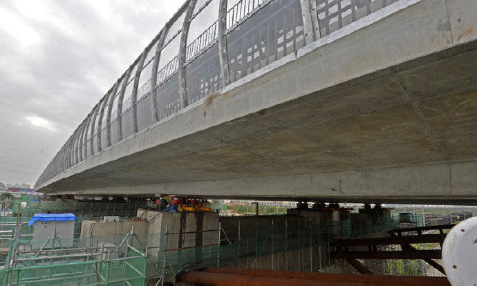 9400吨槽型梁成功跨越津山铁路