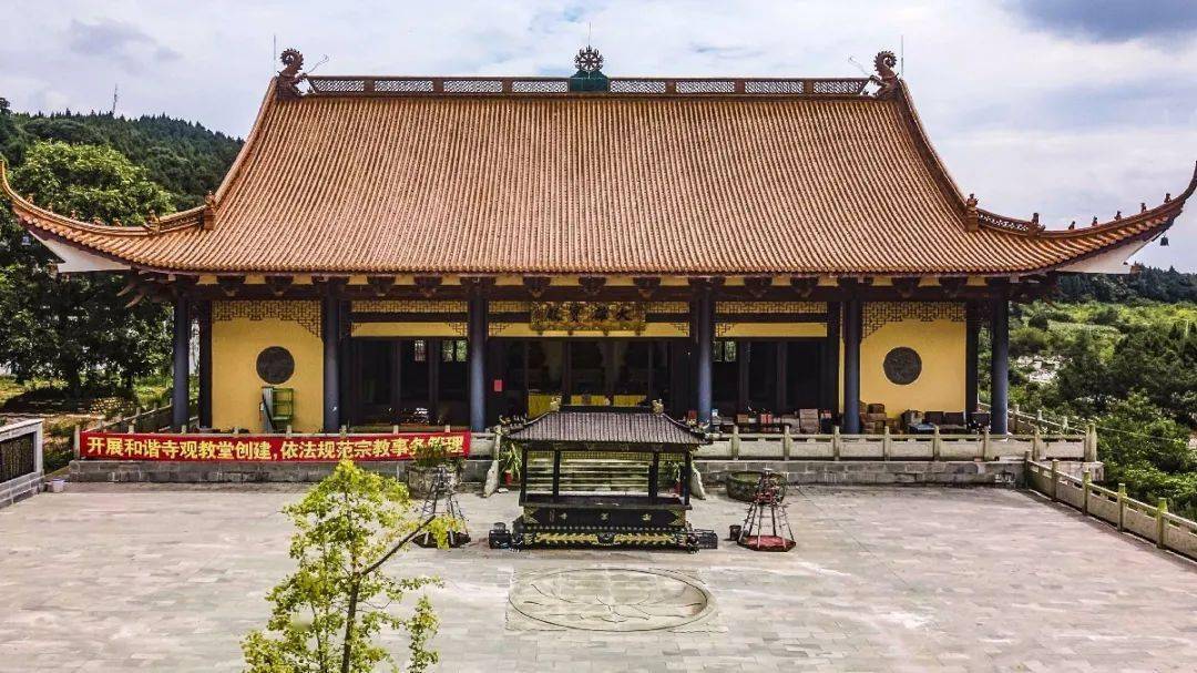 山光悦鸟性潭影空人心四时景不同,此间最倾心.