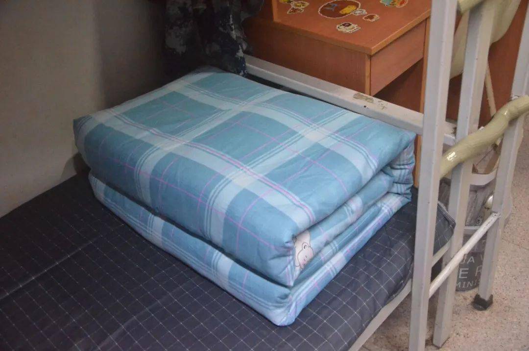 军训剪影(1)| 内务整理,从叠"豆腐块"开始_女生宿舍