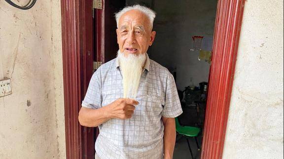 农村87岁的白胡子老爷爷,这么长的胡须,大家猜猜有多少年了?