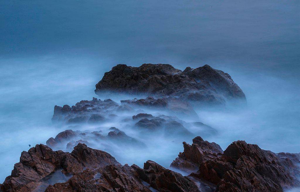 青岛:海滨风起云涌 景色磅礴壮丽