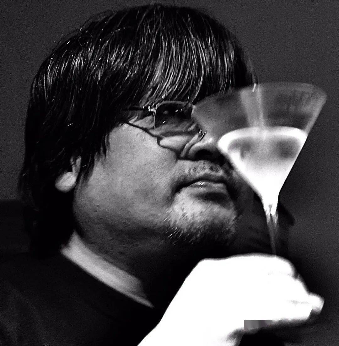 小钧创立了属于自己的after touch studio,他曾合作过:李宗盛,曹俊鸿