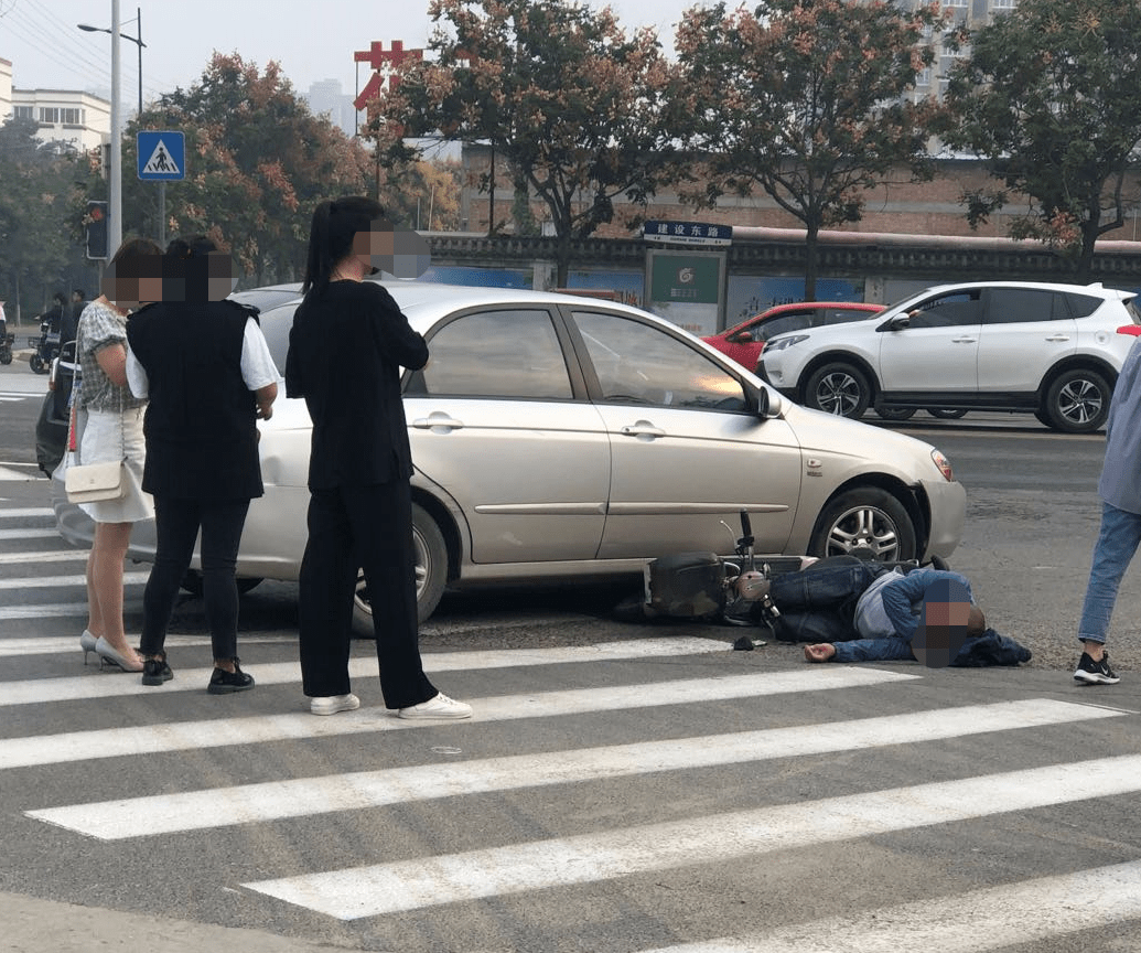 【吓人】濮阳一路口发生车祸,有人受伤被压在车下