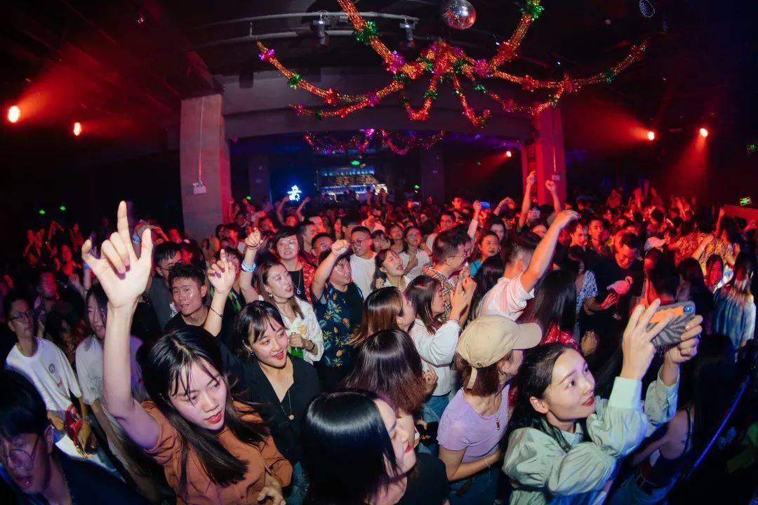 15寻找去年舞池中自己的快乐身影8915你最最爱的百灵鸟歌舞厅