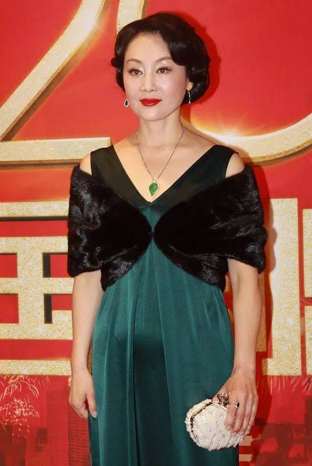 王姬年过半百风韵犹存穿缎面裙配红唇好媚人古典韵味美真撩人