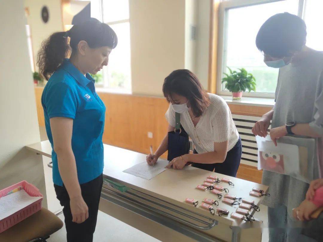 次新生家长会帮助家长全方位,多角度的了解幼儿园,了解幼儿在园的生活