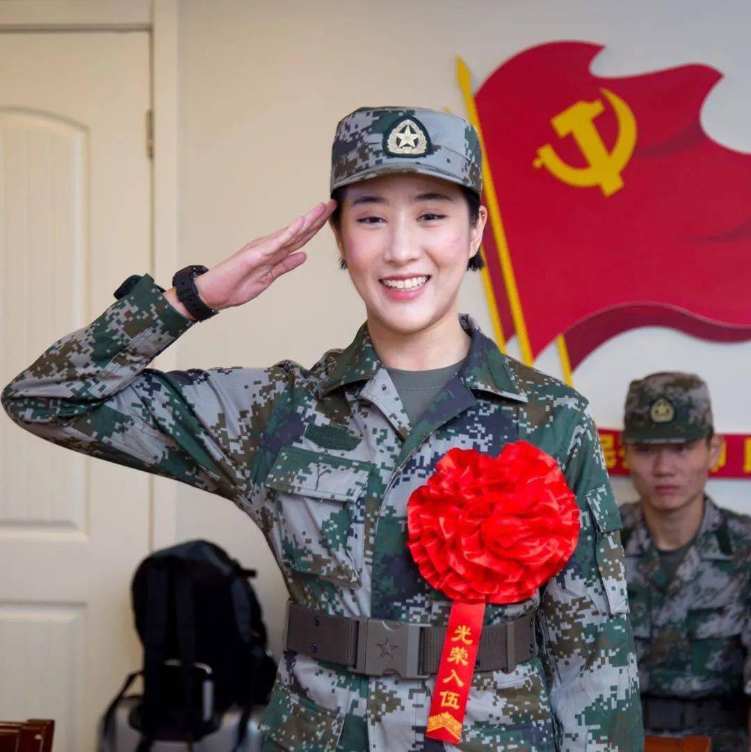 戴上大红花的你们是上戏的另一种英姿