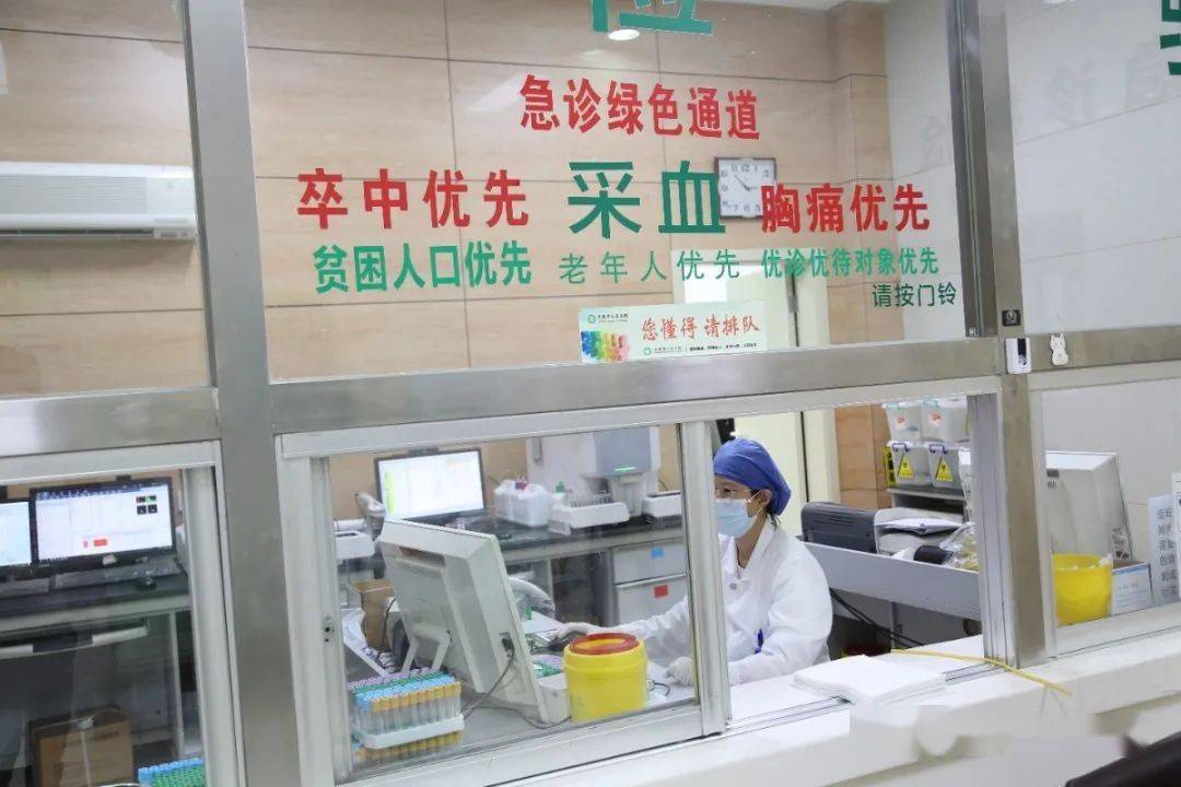 "胸痛优先,卒中优先……"医院根据相关政策要求,积极在各窗口落实优诊