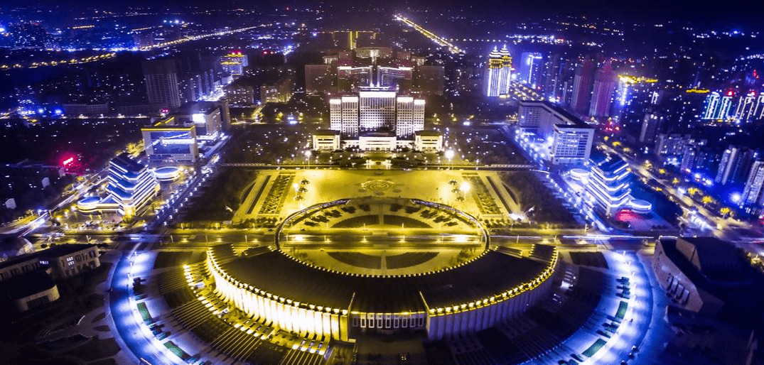 都呈现出白天所看不到的壮观之美各种设计的建筑在灯光下夜晚的大东区