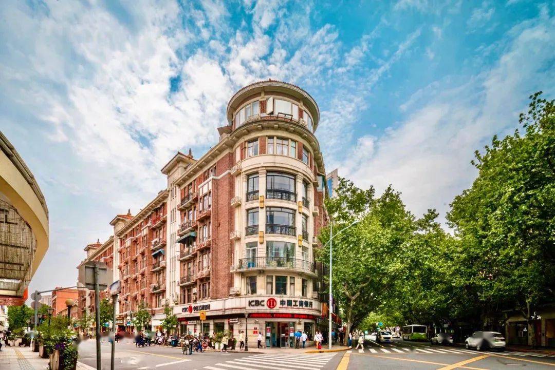 有幢圆柱体为立面构图中心的转角公寓,它就建于1932年的永业大楼(杨氏