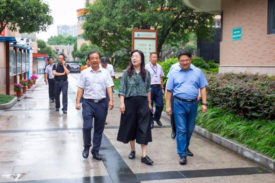 杭州市教育局领导莅临富春中学调研指导开学工作