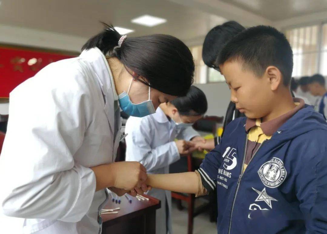 者海镇人民医院为者海二中七年级新生筛查结核病