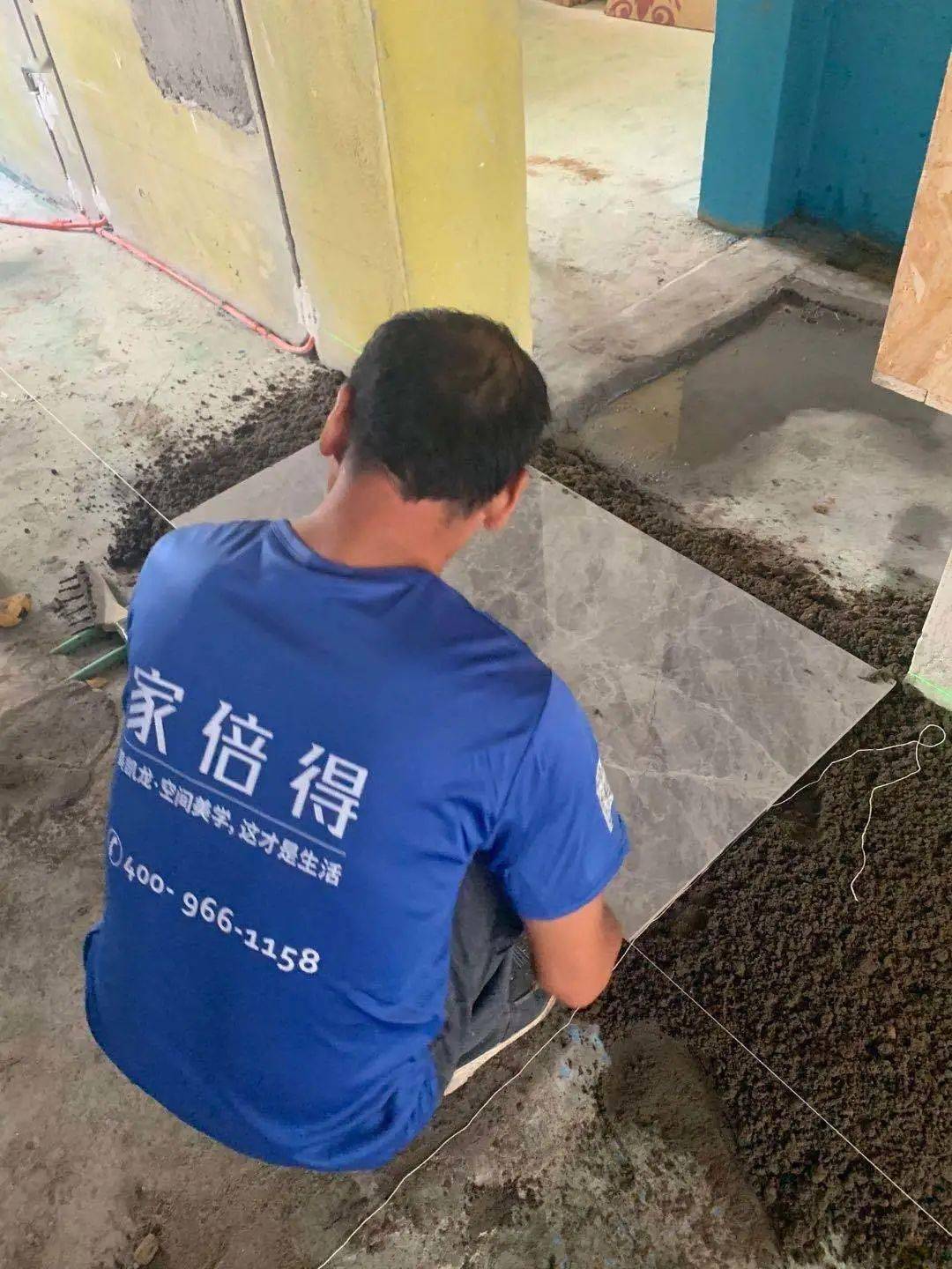 【旺峰嘉苑现场施工案例】铺地砖要注意什么?第一块地砖从哪开始铺?