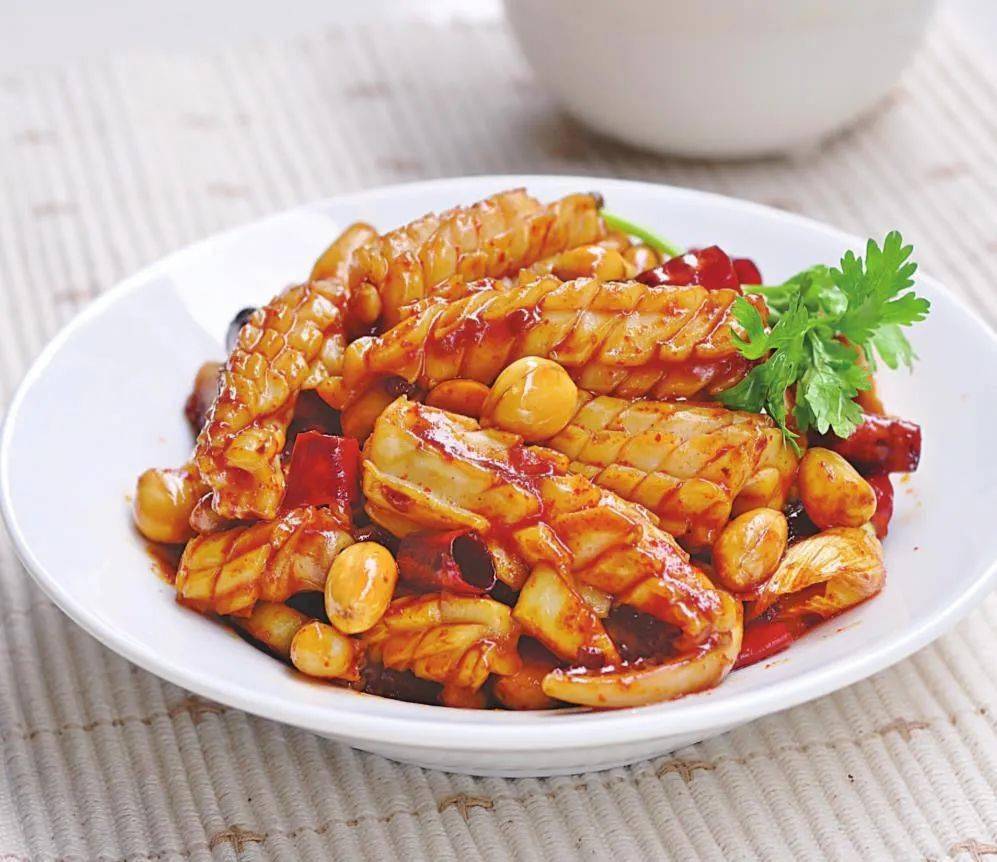 炒鱿鱼,别直接下锅,多加一步,鱿鱼色彩亮白,脆嫩不腥