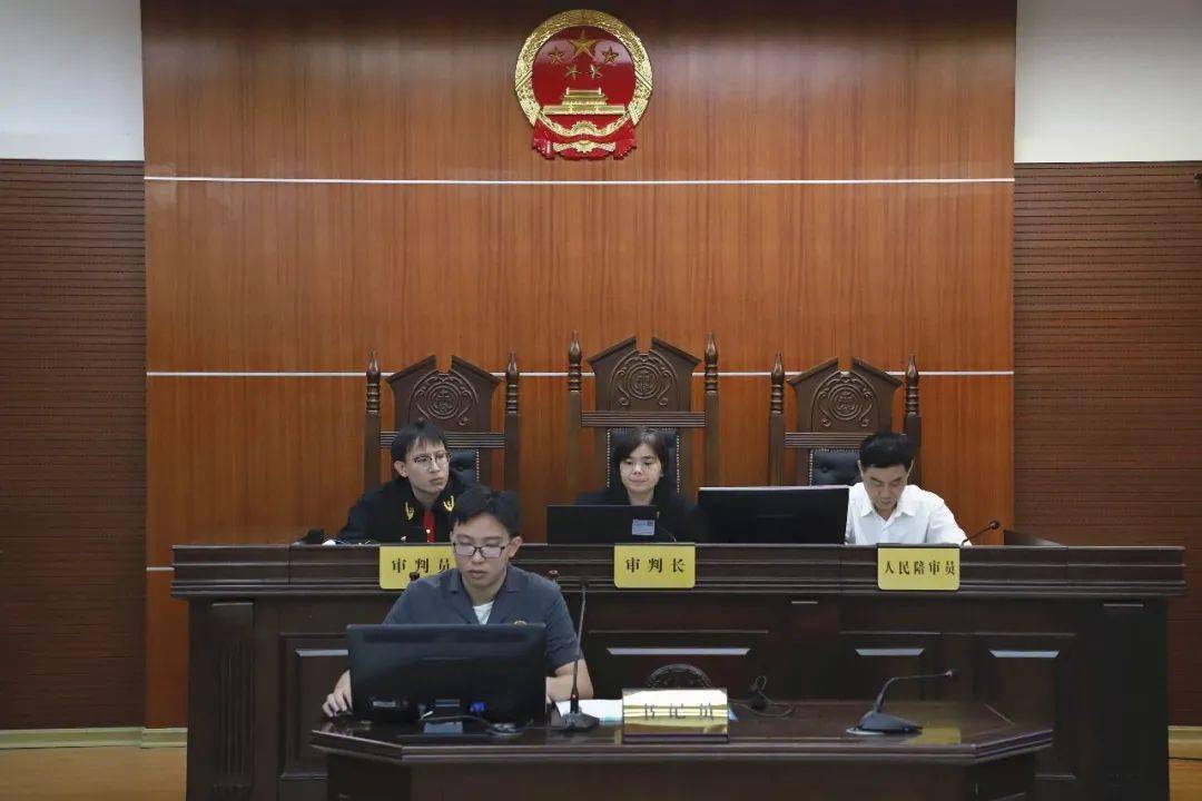 敲诈勒索非法拘禁北海一恶势力团伙漏犯被公开庭审