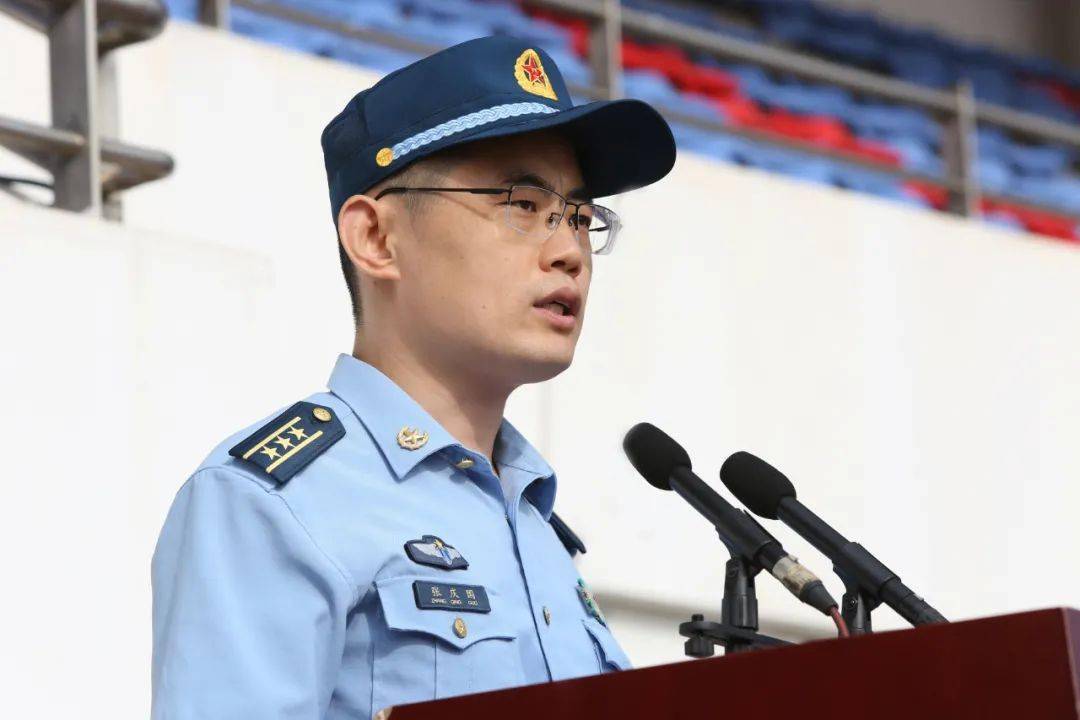 学生军训旅旅长,副校长董增川向承训部队教官领队,营长,连长分别授