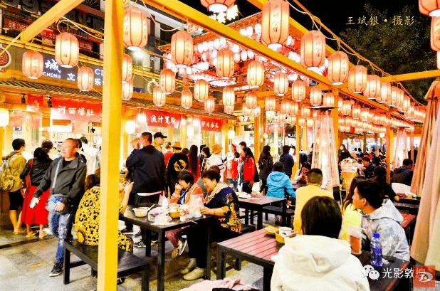 敦煌夜市人头攒动再现热闹繁华场景