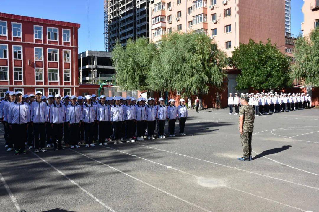 今朝书生穿金甲三载金榜题名还哈四中2020级军训圆满结束