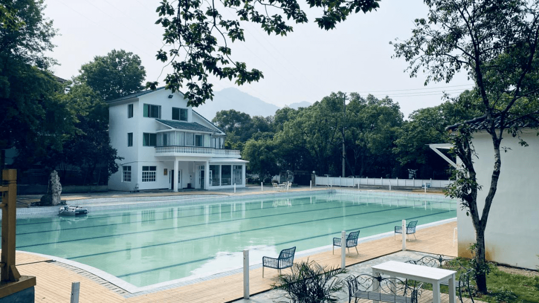 位于浙江温州双屿镇,距离温州市区十多公里,环绕在龙峰山庄里