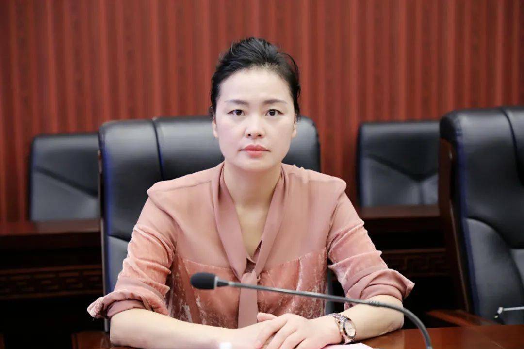 区委常委,统战部部长曾维娜主持座谈会.