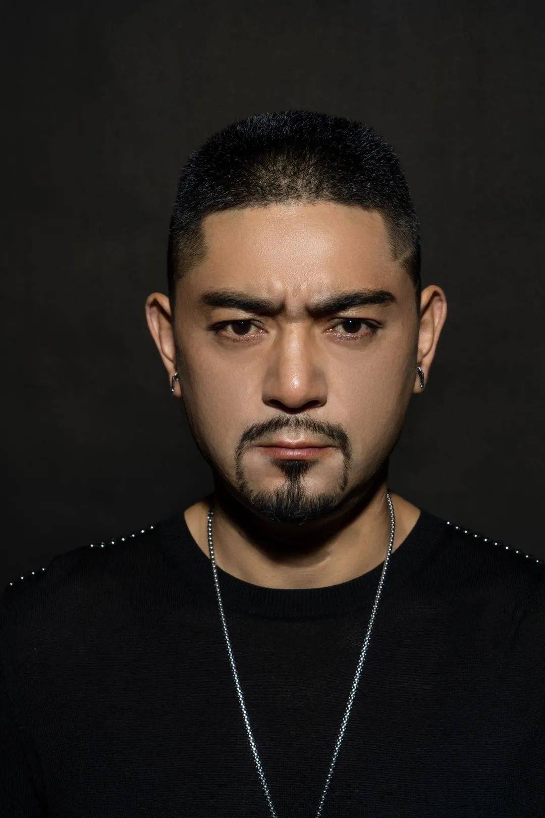 阿米尔61班,藏名洛桑扎西,藏族歌手,曾与弟弟桑吉扎西组建了"嘉绒