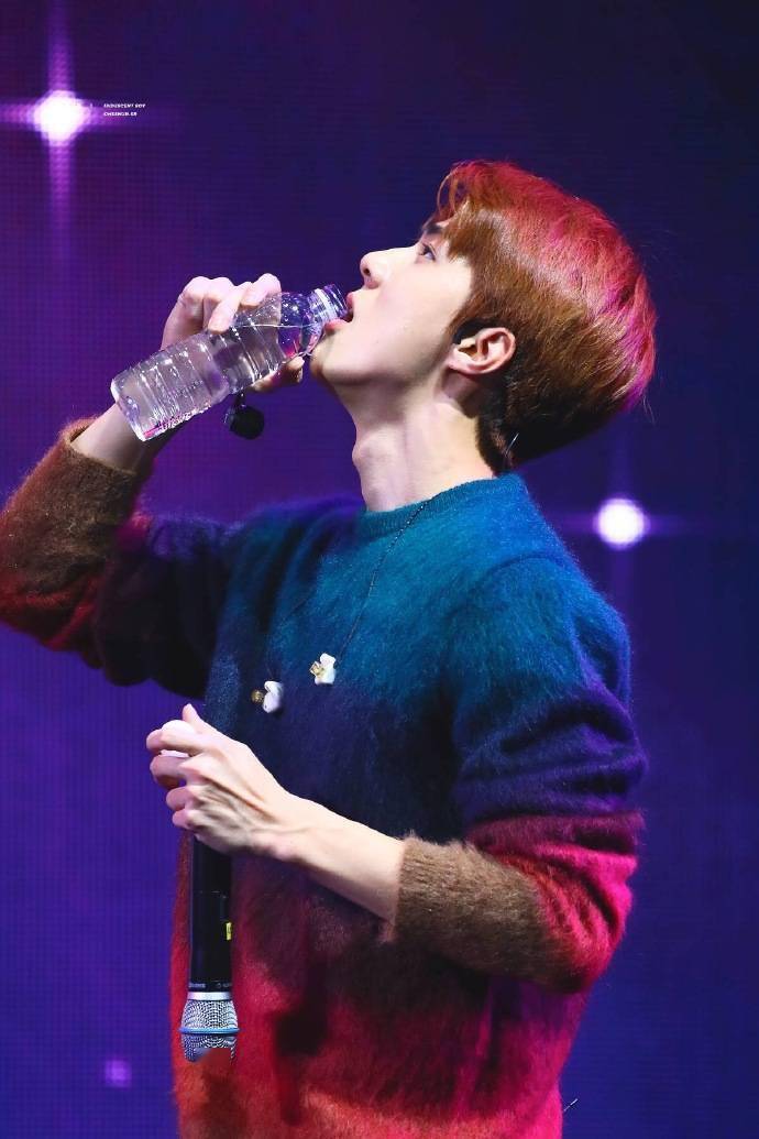 世勋上下浮动的喉结正发出危险信号,致命的视觉盛宴!