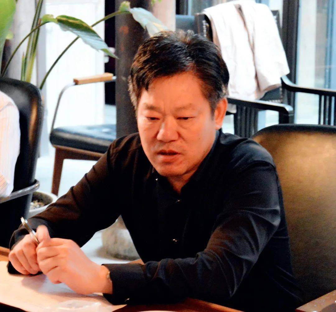 产业转型,社会经济发展贡献力量",镇党委书记申屠洪平总结此次座谈会