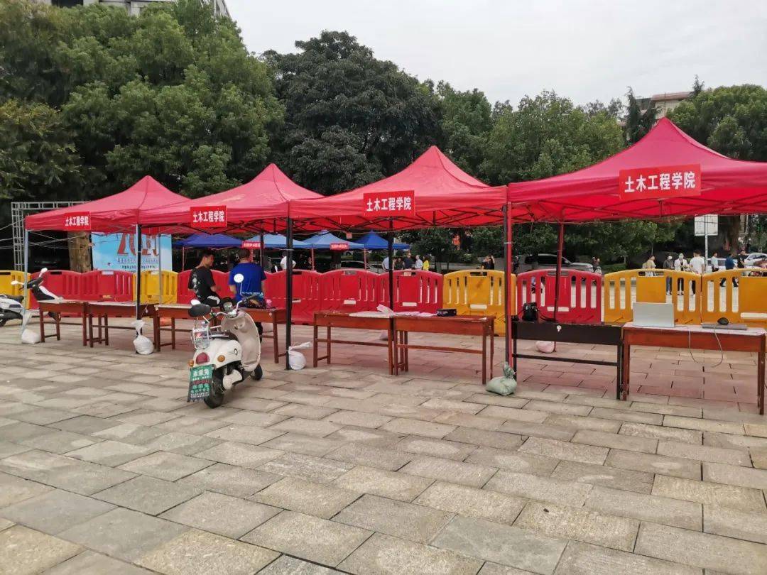 迎新报道点我们学院的报到点在新生入口右拐最里面处,搭有四个帐篷