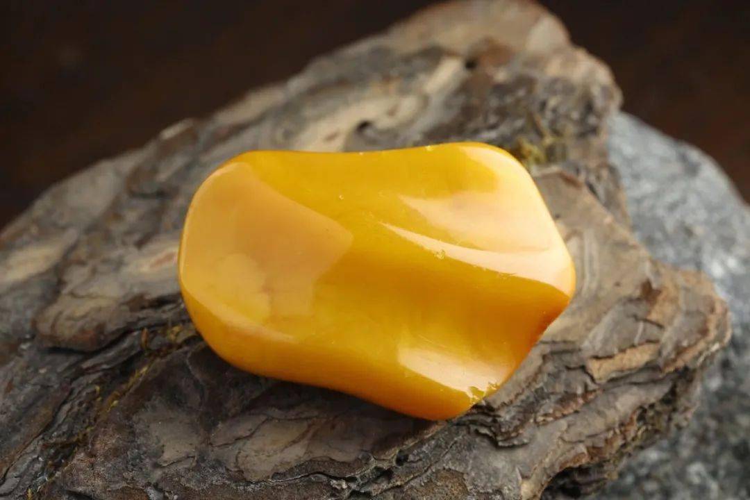 蜜蜡是琥珀的一个品种,呈不透明状或半透明状的琥珀被称作蜜腊,树木脂