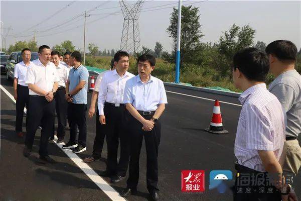 滨州市副市长郝吉虎(右三)现场观摩