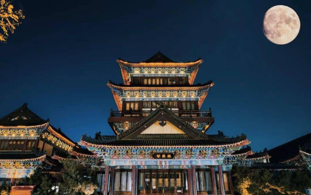 凤凰阁远处是一望无际的蔚蓝大海背靠景色秀美的凤凰山是一座依山傍海