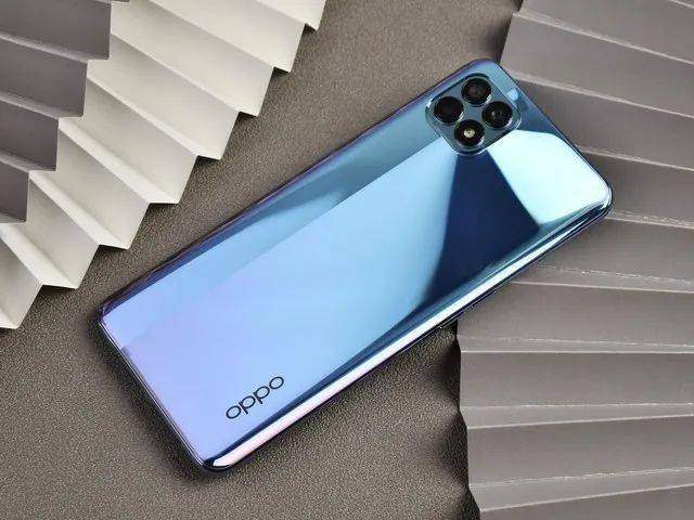 oppo reno4se拿到手中给人最直观的感觉就是这款手机很"特别".