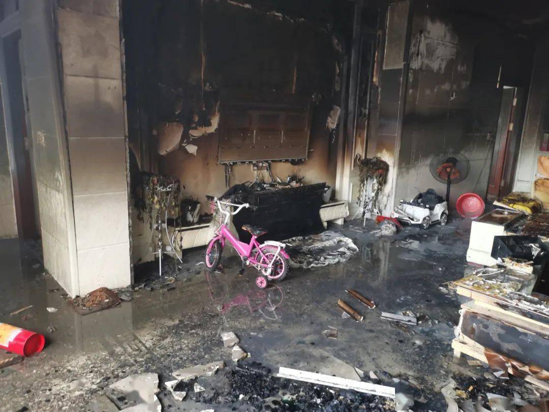 普宁麒麟月屿村一楼房起火,3名小孩被困,消防员紧急救援_火灾现场