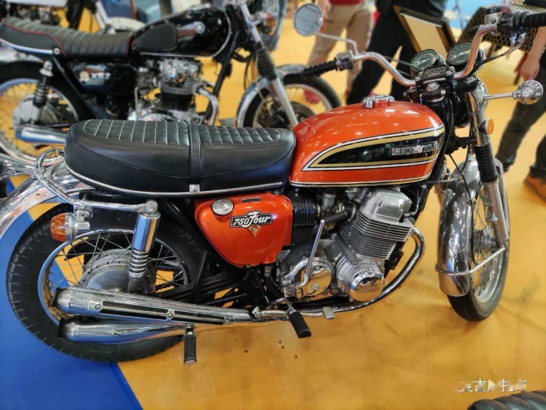 1972 honda cb4501972 kawasaki w1改装中的凯旋在整个展台的c位,是