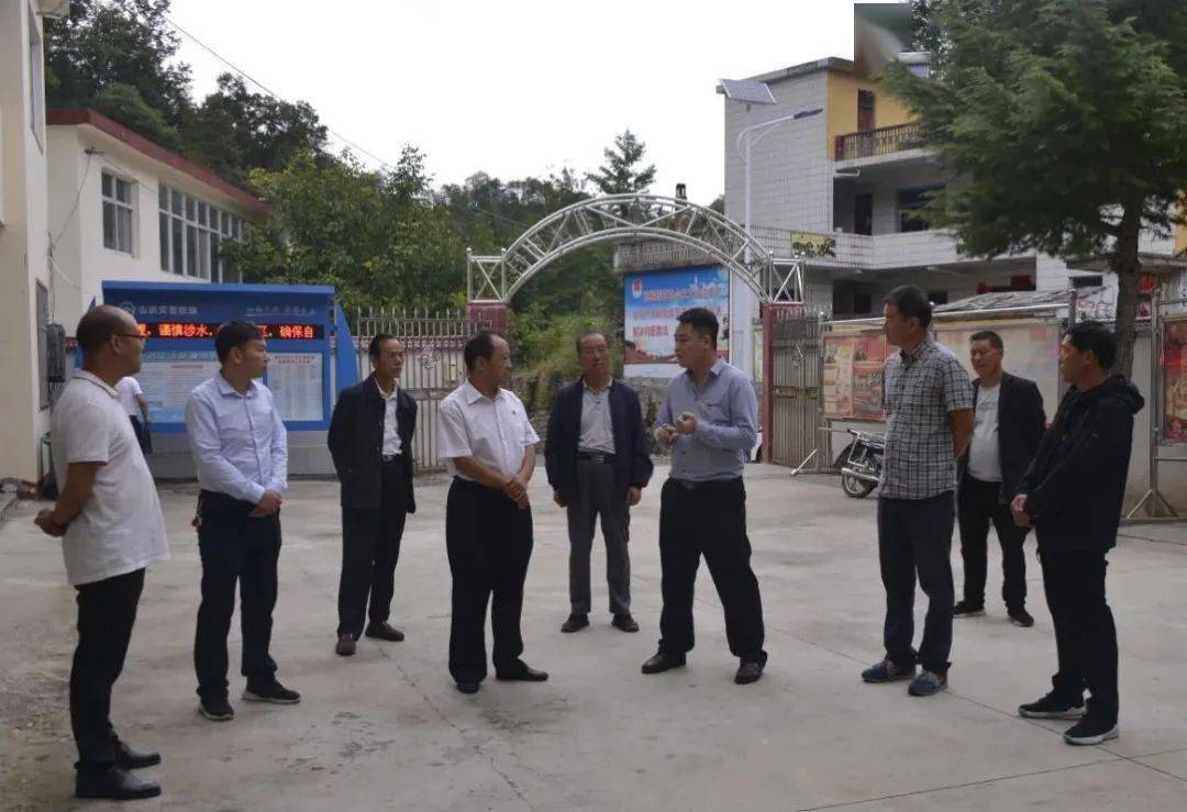 洛阳市司法局党组书记,局长白剑到栾川县叫河镇栗树沟村调研