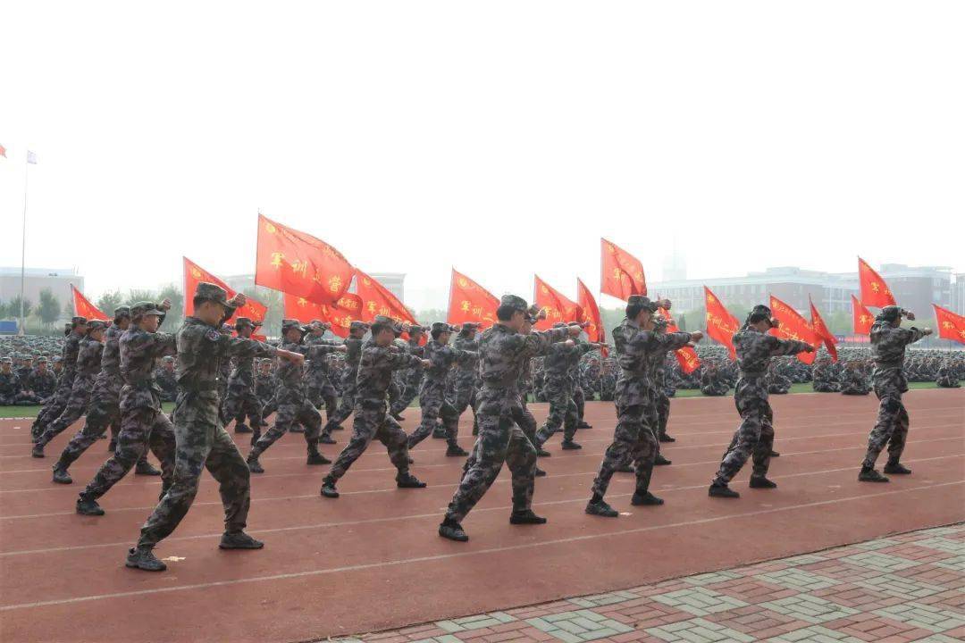 训团授旗三,授旗北京交通大学海滨学院学生处副处长,武装部副部长翟砚