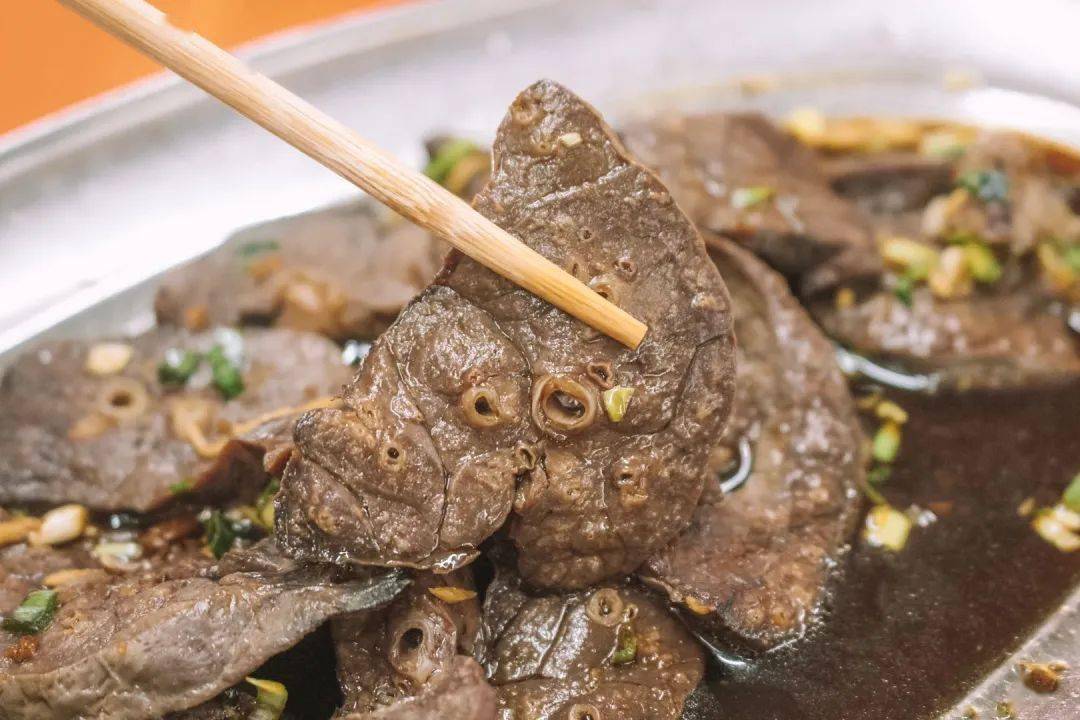 特别喜欢咀嚼猪肺里的软管,咬着柔嫩中带着脆口,加上酱料本身的咸香