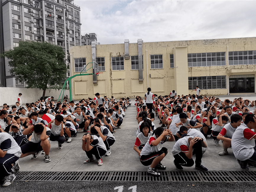 心系安全警钟长鸣十八初东环开展防空防灾应急疏散演练活动