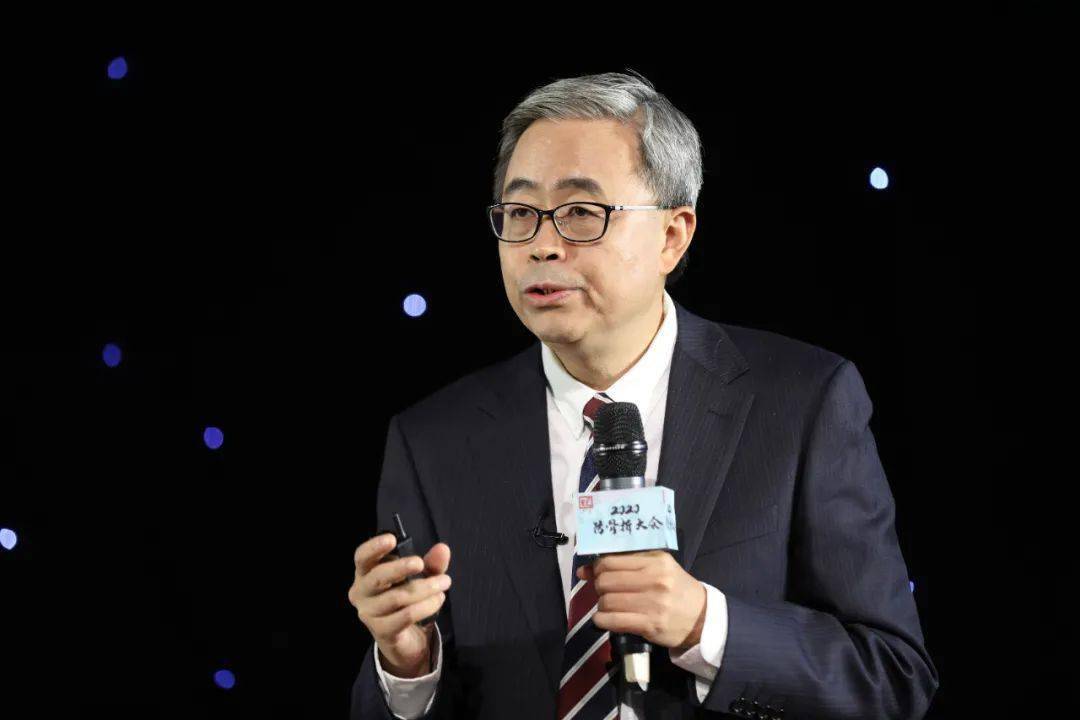 前任主任委员,中国医学科学院北京协和医院内分泌科主任 夏维波白岩松