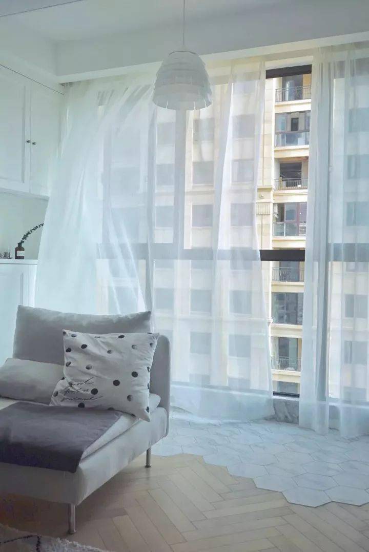 给小户型客厅配上一层唯美的纱帘,就像每天在仙境当中一样