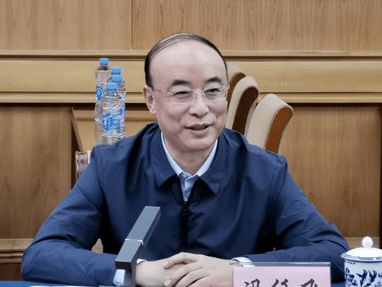 吴昌平对冯任飞一行来江西考察表示欢迎,他说,建筑业是国民经济的支柱